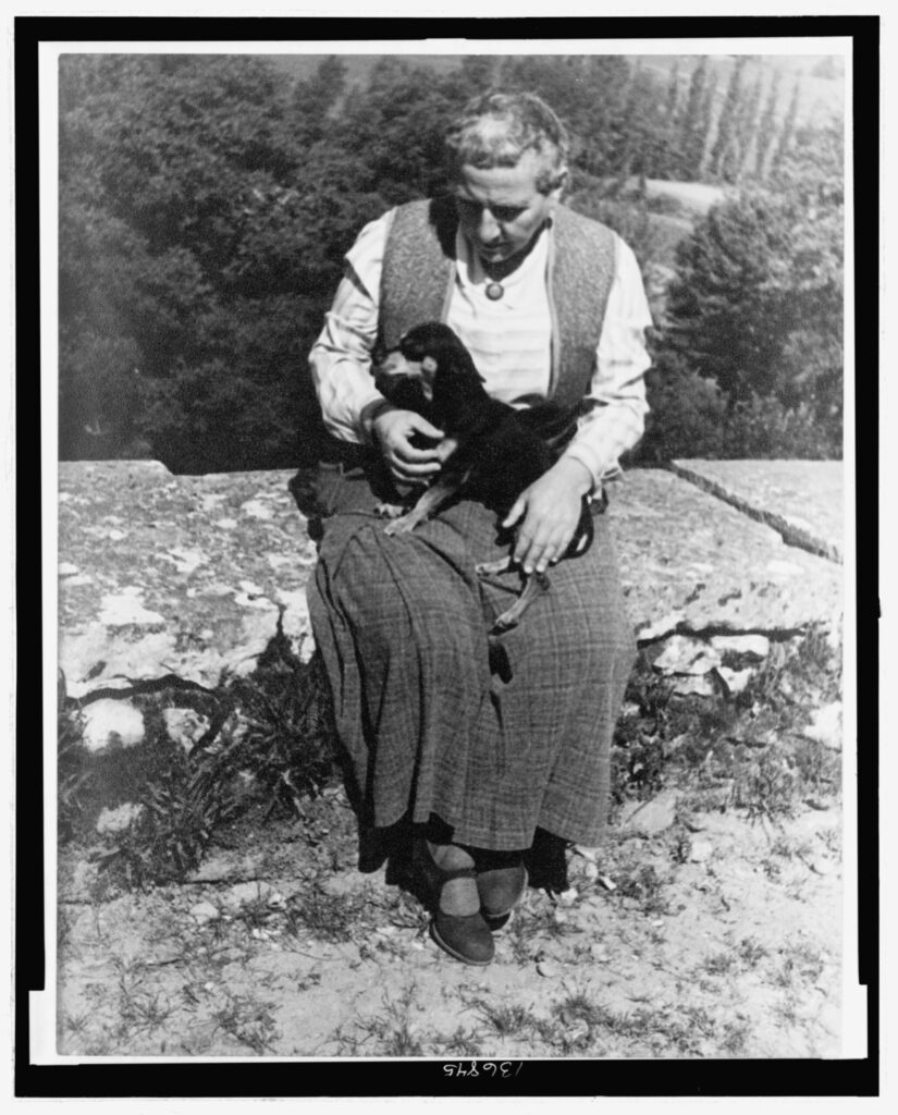 Porträt von Gertrude Stein mit Hund Pepe, 1934